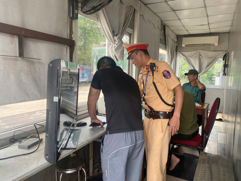 Lái xe ký vào kết quả cân tải trọng để xác định rõ vi phạm Lái xe ký vào kết quả cân tải trọng để xác định rõ vi phạm