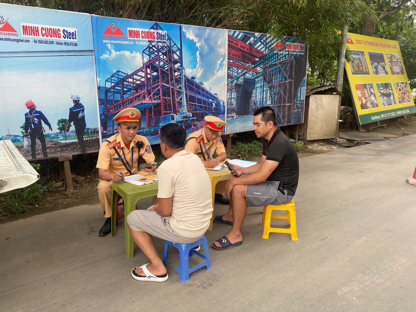 Còn rất nhiều nan giải trong việc xử lý xe quá tải trên địa bàn huyện Đông Anh nếu không có sự đồng bộ trong công tác phối hợp và những chỉ đạo quyết liệt hơn nữa Còn rất nhiều nan giải trong việc xử lý xe quá tải trên địa bàn huyện Đông Anh nếu không có sự đồng bộ trong công tác phối hợp và những chỉ đạo quyết liệt hơn nữa