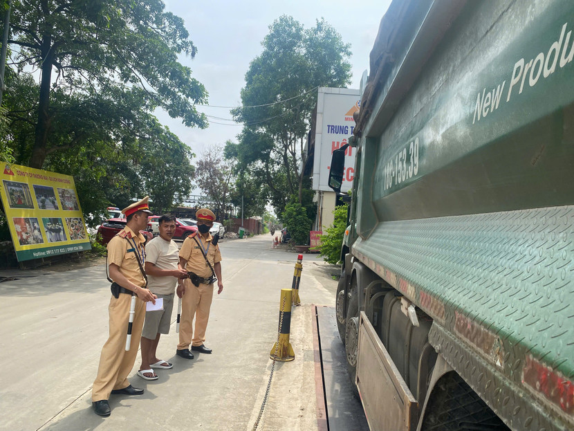 Lái xe dù biết quá tải nhưng vẫn chở vì chỉ đi làm thuê Lái xe dù biết quá tải nhưng vẫn chở vì chỉ đi làm thuê