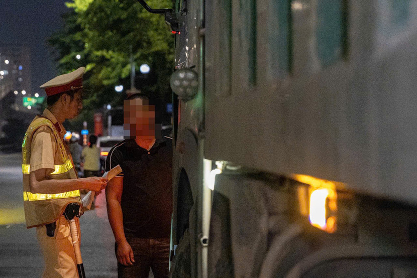 Nhiều lái xe cố tình lựa chọn ban đêm để tránh bị kiểm tra, xử lý