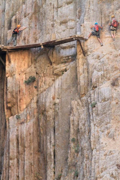 Lạnh gáy đi trên con đường "tử thần", đáng sợ bậc nhất thế giới ảnh 4