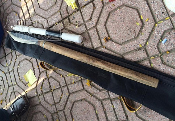 Thanh niên đeo mác lượn phố bị 141 bắt giữ ảnh 2 Thanh niên đeo mác lượn phố bị 141 bắt giữ ảnh 2