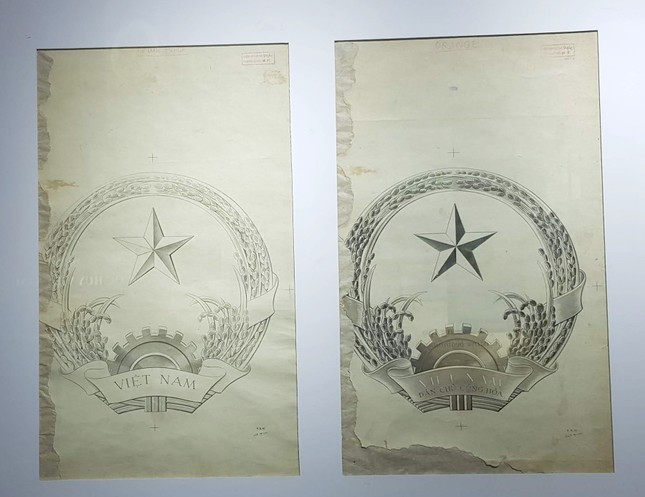 Bản vẽ tách màu đen trắng mẫu Quốc huy Việt Nam của họa sĩ Bùi Trang Chước để trình Kỳ họp thứ V, Quốc hội khóa I, tháng 9/1955.
