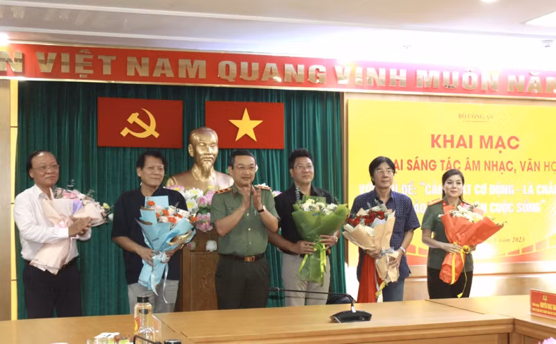 Trung tướng Nguyễn Ngọc Toàn, Cục trưởng Cục Công tác Đảng và công tác Chính trị Bộ Công an, Trưởng Ban Tổ chức Trại sáng tác tặng hoa Hội đồng giám khảo. Trung tướng Nguyễn Ngọc Toàn, Cục trưởng Cục Công tác Đảng và công tác Chính trị Bộ Công an, Trưởng Ban Tổ chức Trại sáng tác tặng hoa Hội đồng giám khảo.