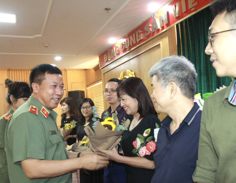 Thiếu tướng, NSND Nguyễn Công Bẩy, Phó Cục trưởng Cục Công tác Đảng và công tác Chính trị, Phó trưởng Ban Tổ chức tặng hoa các tác giả tham gia Trại sáng tác đợt này. Thiếu tướng, NSND Nguyễn Công Bẩy, Phó Cục trưởng Cục Công tác Đảng và công tác Chính trị, Phó trưởng Ban Tổ chức tặng hoa các tác giả tham gia Trại sáng tác đợt này.