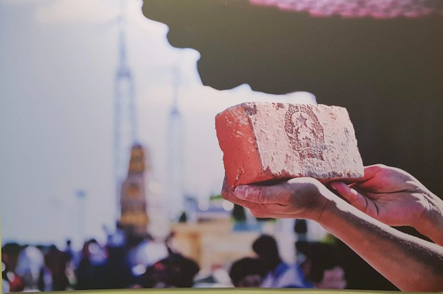 Viên gạch in hình Quốc huy Việt Nam tại đảo Phan Vinh, tháng 5/2014.