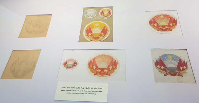 Phác thảo mẫu Quốc huy, Quốc kỳ Việt Nam của họa sĩ Bùi Trang Chước. Viên gạch in hình Quốc huy Việt Nam tại đảo Phan Vinh, tháng 5/2014. Quốc huy Việt Nam được sử dụng trên một số loại giấy tờ.