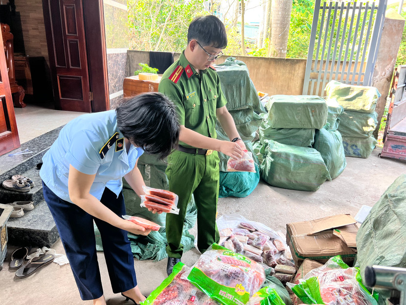 Lực lượng chức năng đã thu giữ hơn 1,5 tấn thực phẩm các loại