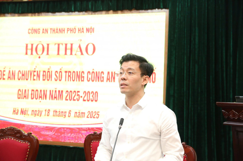 Ông Cù Ngọc Trang - Giám đốc Trung tâm phục vụ Hành chính công thành phố Hà Nội phát biểu tại hội thảo Ông Cù Ngọc Trang - Giám đốc Trung tâm phục vụ Hành chính công thành phố Hà Nội phát biểu tại hội thảo