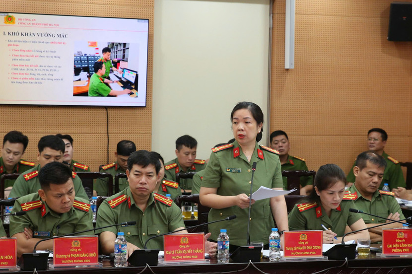 Đại diện Phòng Hồ sơ nghiệp vụ tham luận Đại diện Phòng Hồ sơ nghiệp vụ tham luận