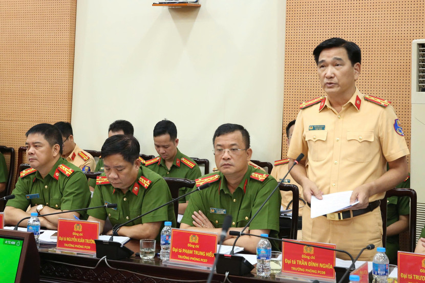 Đại diện Phòng Cảnh sát giao thông tham luận Đại diện Phòng Cảnh sát giao thông tham luận
