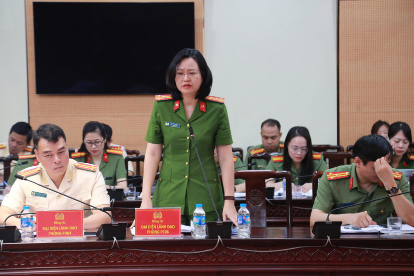 Thượng tá Vũ Thị Thủy - Phó trưởng Phòng Cảnh sát Quản lý hành chính về trật tự xã hội tham luận tại hội nghị