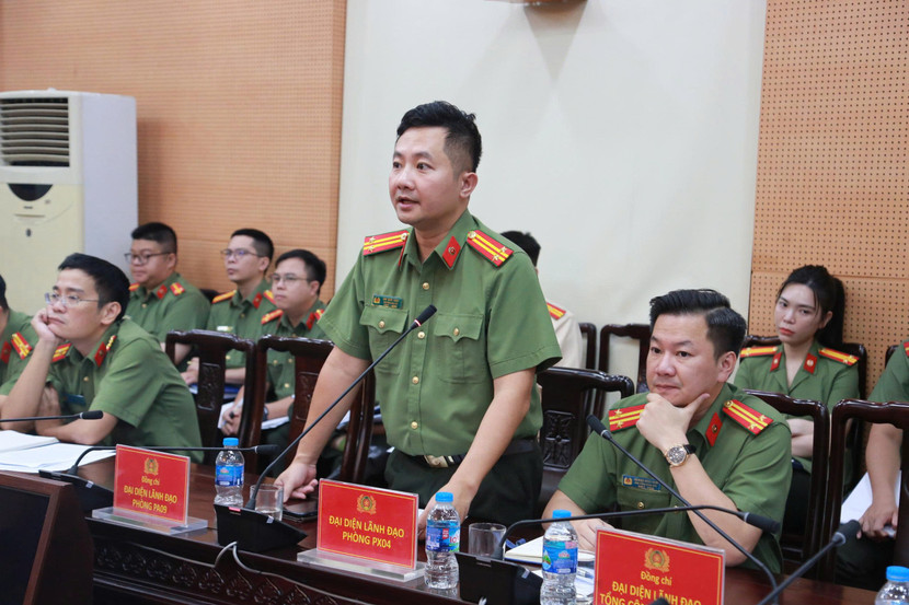 Trung tá Chu Quốc Dũng - Phó trưởng Ban Biên tập Chuyên đề An ninh Thủ đô tham luận tại hội nghị