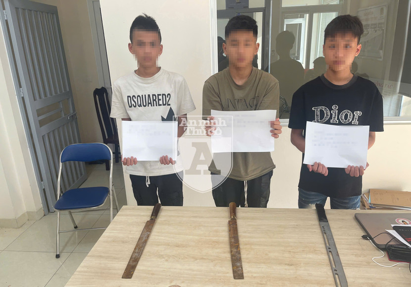 Các đối tượng mang theo dao, kiếm cướp tài sản có tuổi đời còn rất trẻ Các đối tượng mang theo dao, kiếm cướp tài sản có tuổi đời còn rất trẻ