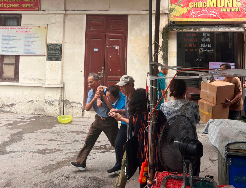 Lực lượng thuộc UBND phường thực hiện nhiệm vụ cứu người, cứu tài sản