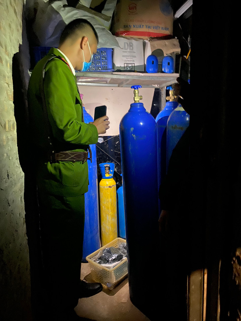 Lối vào "địa đạo" chỉ vừa để lách đủ một người