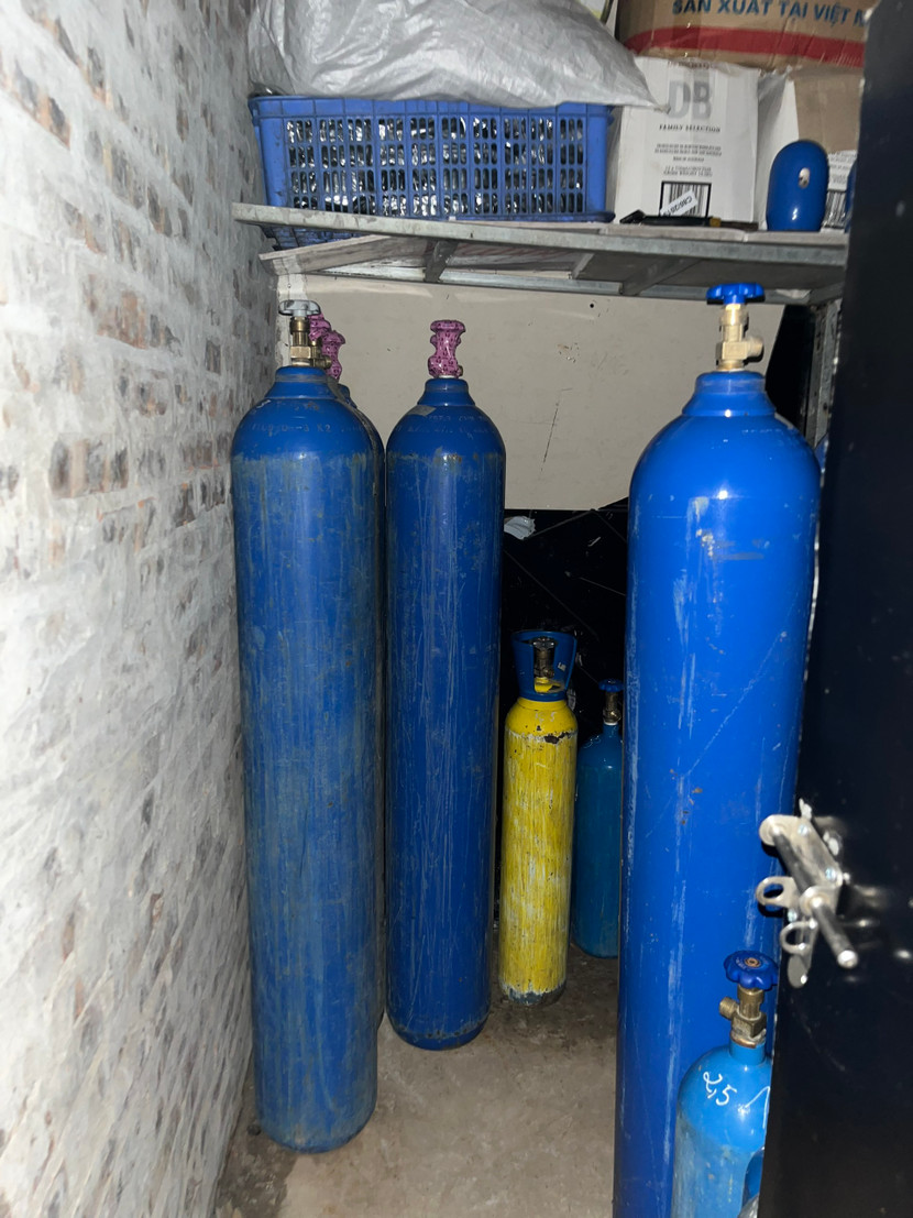 Bên trong dùng để chứa các bình "khí cười"