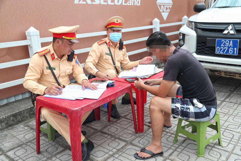 Mỗi trường hợp vi phạm, lực lượng Cảnh sát giao thông mất rất nhiều thời gian để xử lý Mỗi trường hợp vi phạm, lực lượng Cảnh sát giao thông mất rất nhiều thời gian để xử lý