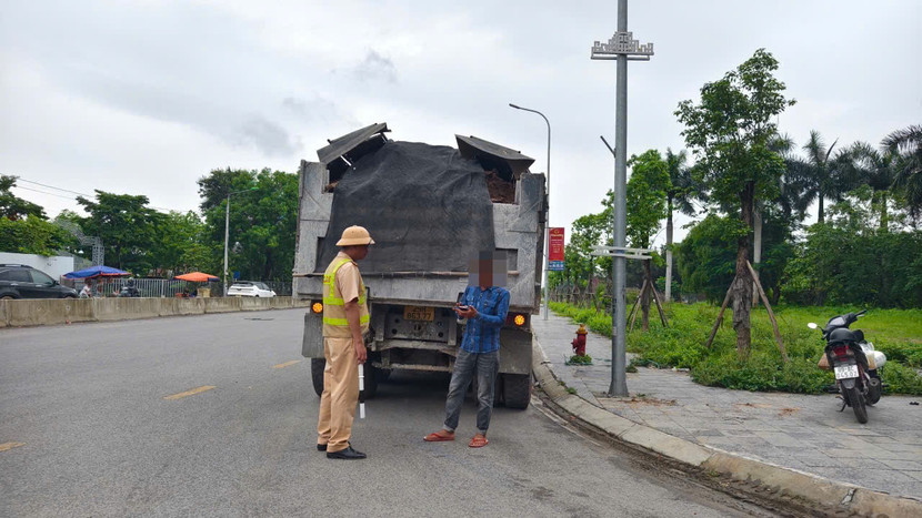 Thậm chí, các xe tải này chỉ che chắn một cách qua loa, rất nguy hiểm Thậm chí, các xe tải này chỉ che chắn một cách qua loa, rất nguy hiểm
