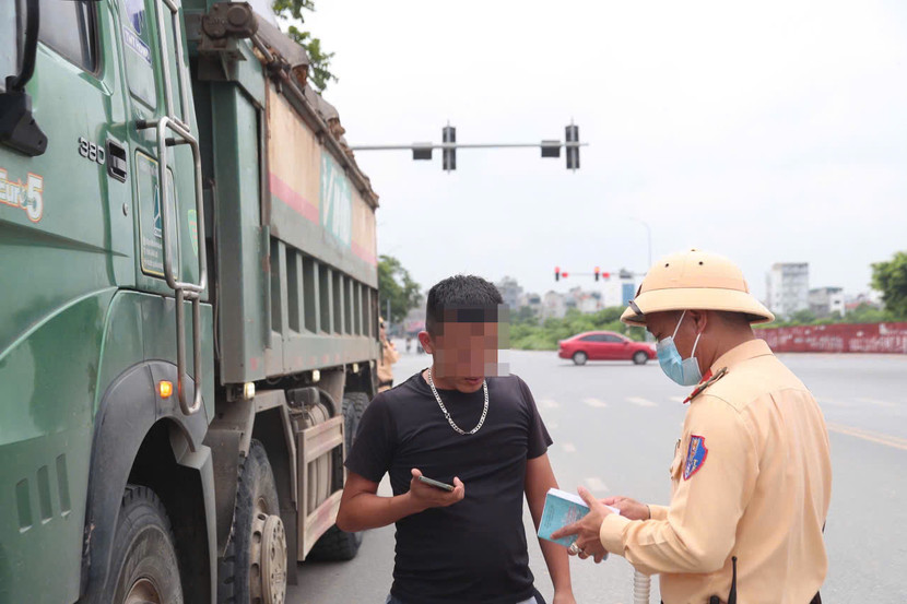 Nhiều lái xe còn chây ì, không hợp tác Nhiều lái xe còn chây ì, không hợp tác