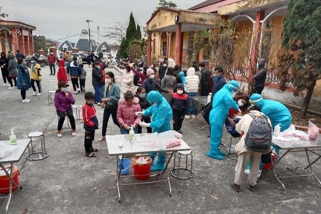 Xét nghiệm nhanh Covid-19 cho người dân ở xã Hưng Đạo, TP Chí Linh (tỉnh Hải Dương) Xét nghiệm nhanh Covid-19 cho người dân ở xã Hưng Đạo, TP Chí Linh (tỉnh Hải Dương)