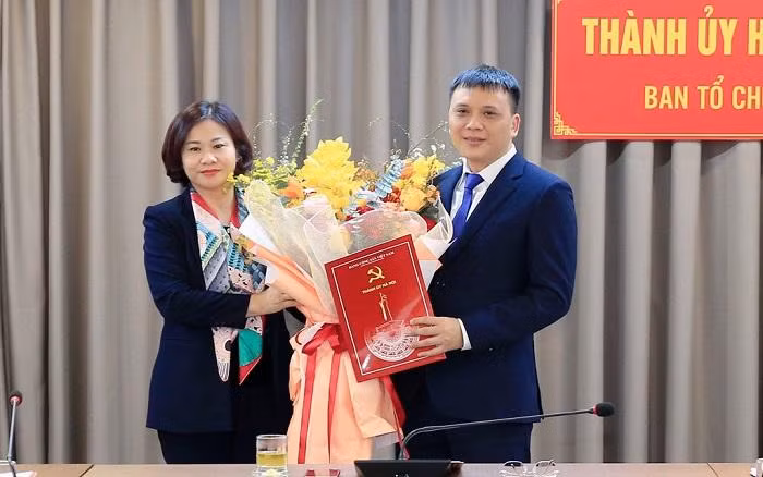 Phó Bí thư Thường trực Thành ủy Nguyễn Thị Tuyến trao quyết định cho ông Nguyễn Minh Long