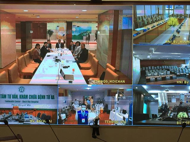 Các thành viên Hội đồng Chuyên môn túc trực tại Phòng trực chỉ huy của Bộ Y tế tại Trung tâm Hội nghị Quốc gia Mỹ Đình