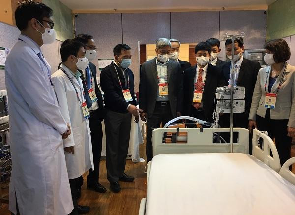 Thứ trưởng Bộ Y tế Nguyễn Trường Sơn kiểm tra hoạt động y tế tại phòng ICU Bạch Mai phục vụ Đại hội Đảng