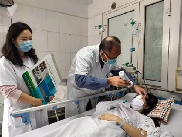 Cô gái trẻ bị mù mắt trái do biến chứng của tiêm filler, đang điều trị tại BV Việt Đức