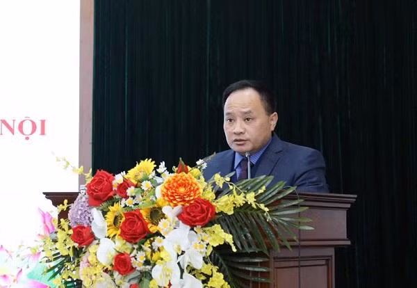 Phó Bí thư Thường trực Quận uỷ Hai Bà Trưng Trần Quyết Thắng báo cáo tại buổi làm việc