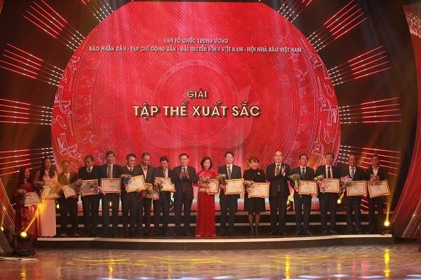 Đồng chí Vương Đình Huệ và đồng chí Nguyễn Thiện Nhân trao Giải Tập thể xuất sắc tại Lễ trao Giải Búa liềm vàng lần V