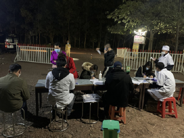 Lực lượng chức năng trực kiểm soát phòng dịch Covid-19 trên đường quốc lộ vào tỉnh Quảng Ninh