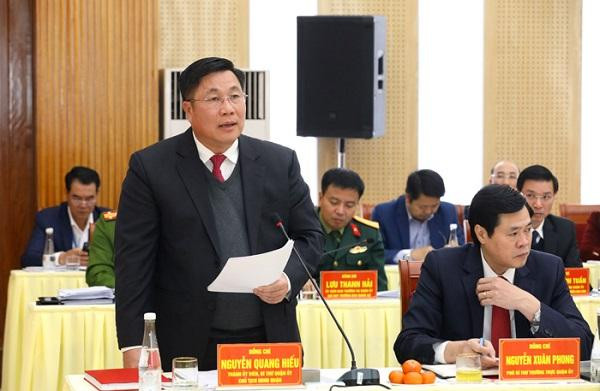 Bí thư Quận ủy, Chủ tịch HĐND quận Hoàng Mai Nguyễn Quang Hiếu báo cáo tại buổi làm việc