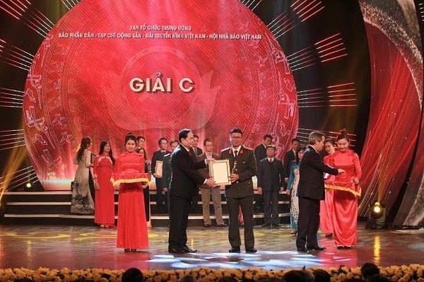 Đại diện nhóm tác giả Báo An ninh Thủ đô nhận giải C tại Lễ trao giải