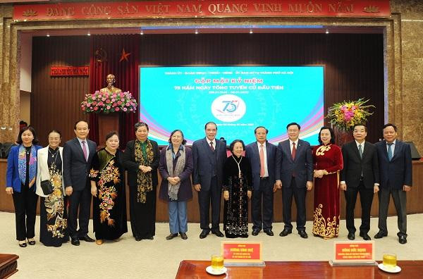 Các đại biểu dự buổi gặp mặt chụp ảnh chung