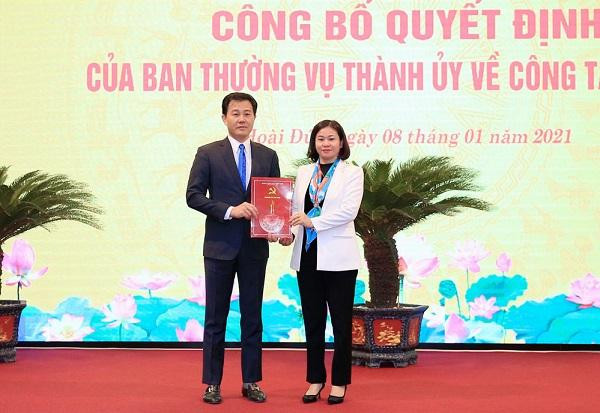 Phó Bí thư Thường trực Thành ủy Nguyễn Thị Tuyến trao quyết định cho tân Bí thư Huyện ủy Hoài Đức. Phó Bí thư Thường trực Thành ủy Nguyễn Thị Tuyến trao quyết định cho tân Bí thư Huyện ủy Hoài Đức.