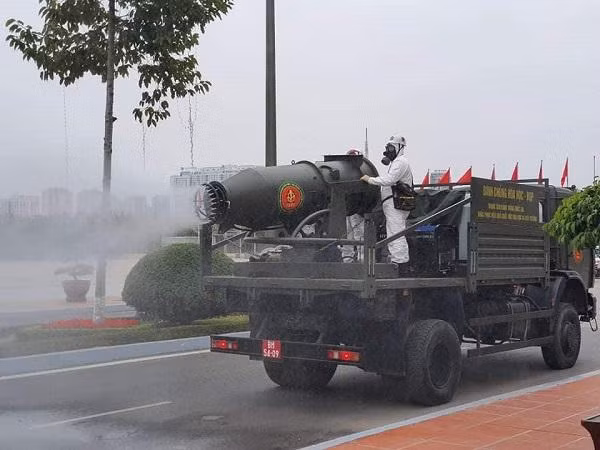 Diễn tập phun khử khuẩn môi trường tại khu vực Trung tâm hội nghị Quốc gia Mỹ Đình