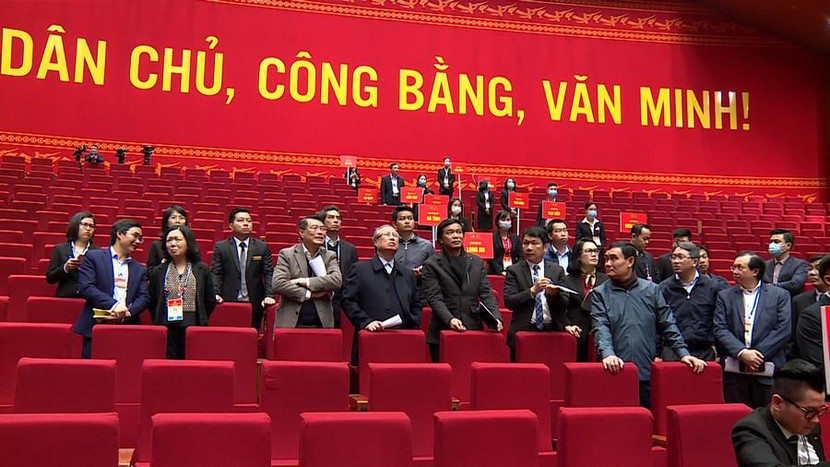 Đồng chí Trần Quốc Vượng và các đồng chí lãnh đạo kiểm tra Hội trường chính - nơi diễn ra Đại hội.