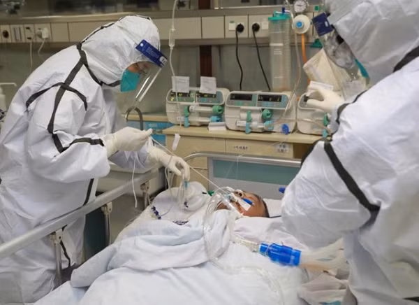 Điều trị bệnh nhân Covid-19 nặng (Ảnh minh họa)