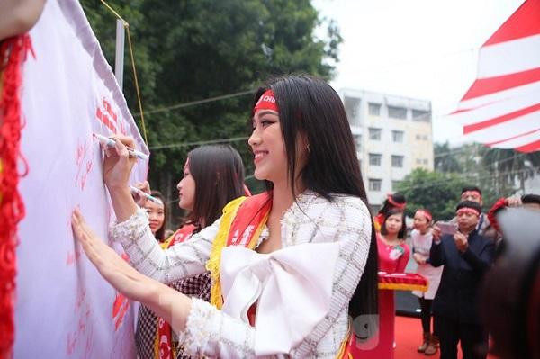 Tại chương trình, các đại biểu, hoa hậu, người đẹp cùng thực hiện nghi lễ ký tên vào lá cờ Chủ nhật Đỏ.