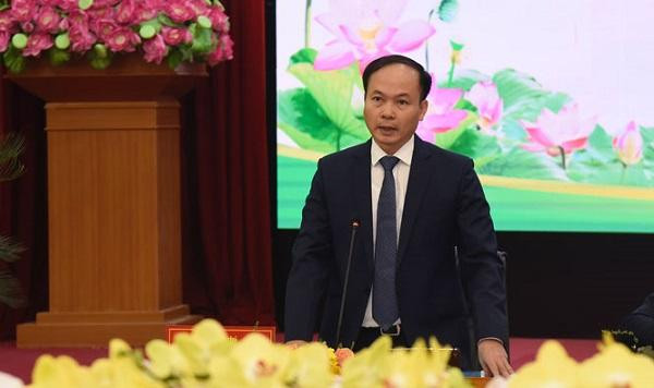 Bí thư Quận ủy Long Biên Đường Hoài Nam báo cáo tại buổi làm việc Bí thư Quận ủy Long Biên Đường Hoài Nam báo cáo tại buổi làm việc