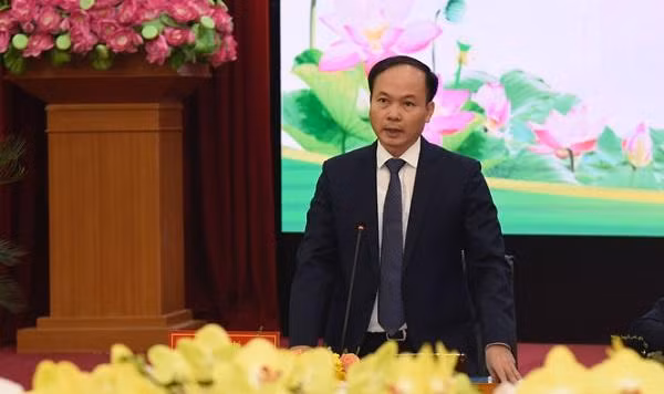 Bí thư Quận ủy Long Biên Đường Hoài Nam báo cáo tại buổi làm việc