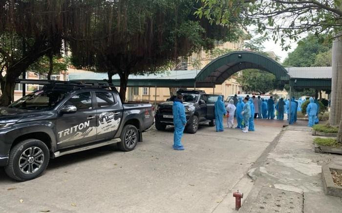 Lực lượng y tế kiểm soát ổ dịch tại nhà máy Z153 ở Đông ANh