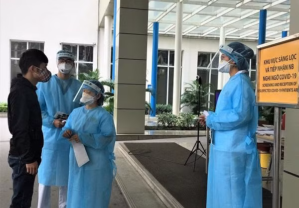 Sàng lọc người đến khám tại bệnh viện (Ảnh minh họa)