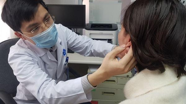 Bác sĩ Quang khám cho bệnh nhân bị biến chứng sau khi đi làm "tai Phật"