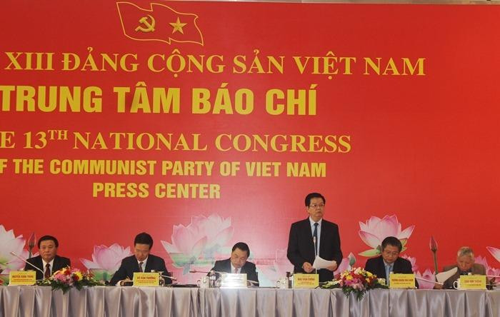 Ông Mai Văn Chính thông tin tại buổi họp báo Ông Mai Văn Chính thông tin tại buổi họp báo