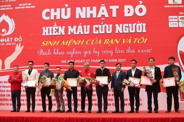 Ban Tổ chức tặng kỷ niệm chương Chủ nhật Đỏ cho các đơn vị và cá nhân đã đồng hành cùng chương trình