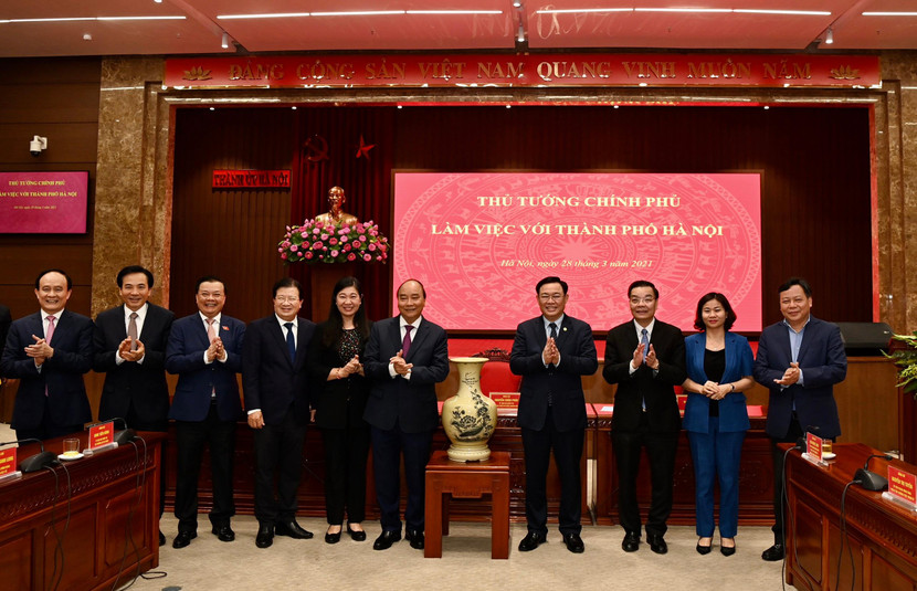 Thủ tướng cùng lãnh đạo các Bộ ngành tặng quà lưu niệm thành phố Hà Nội