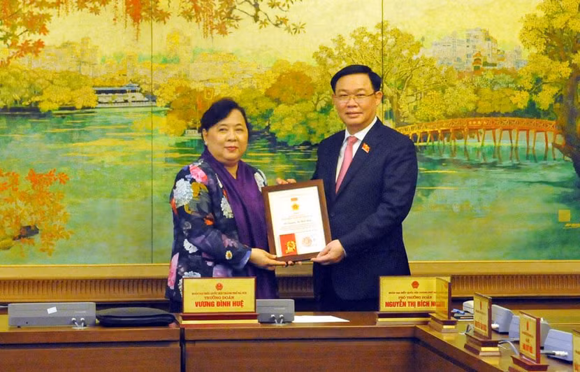 Trưởng đoàn ĐBQH TP Hà Nội Vương Đình Huệ trao Kỷ niệm chương cho đại biểu Nguyễn Thị Bích Ngọc, nguyên Phó Bí thư Thành ủy, Chủ tịch HĐND TP Hà Nội