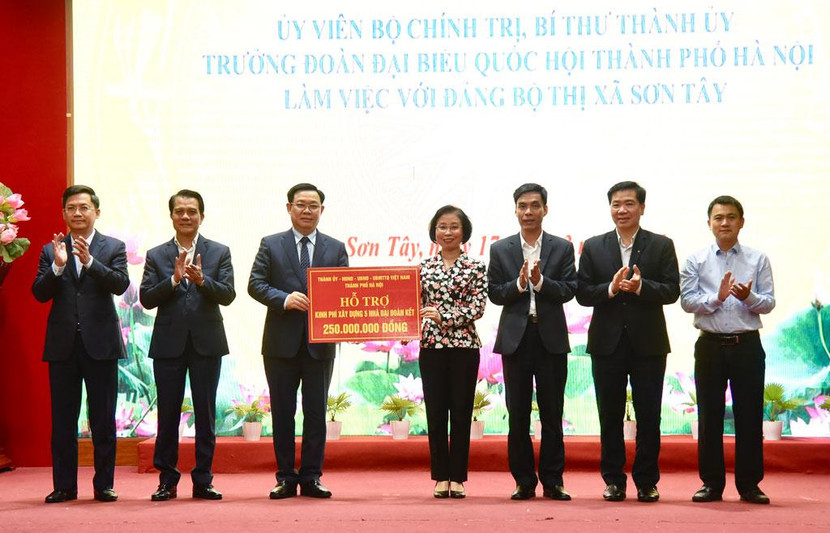 Bí thư Thành ủy Vương Đình Huệ trao kinh phí hỗ trợ xây dựng Nhà Đại đoàn kết tặng Thị xã Sơn Tây.